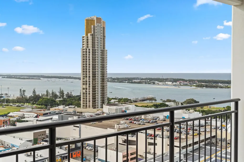 Southport 2 Slaapkamer Wake Up to Broadwater Sunrises & Hinterland Sunsets