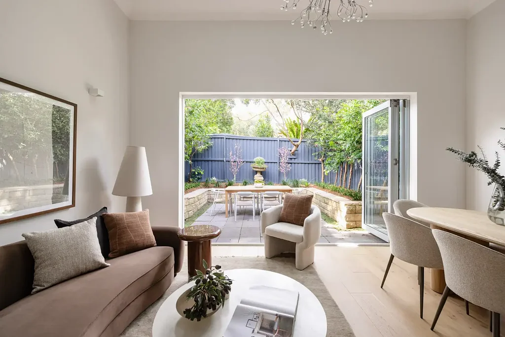 Balmain 3Habitaciones Renovated freestanding home with north-facing courtyard