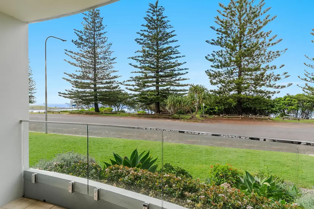 Yamba 3ਬੈੱਡਰੂਮ Ground Floor, Front Row - A Rare Beachfront Gem at "La Ronde"