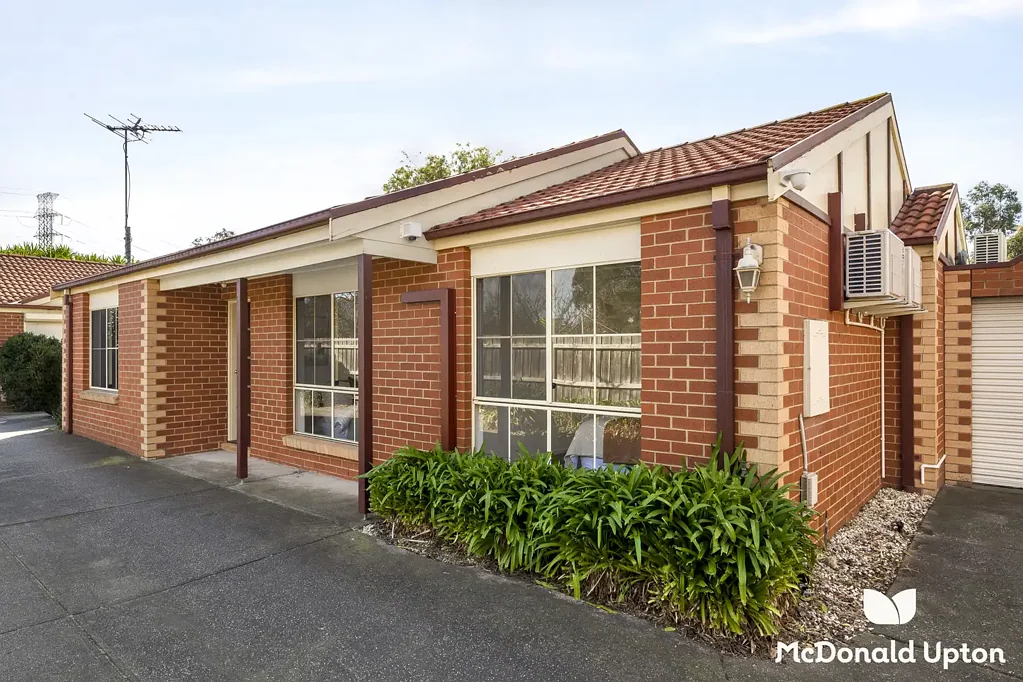 Strathmore Heights 3 Bedroom Super Starter in Convenient Locale