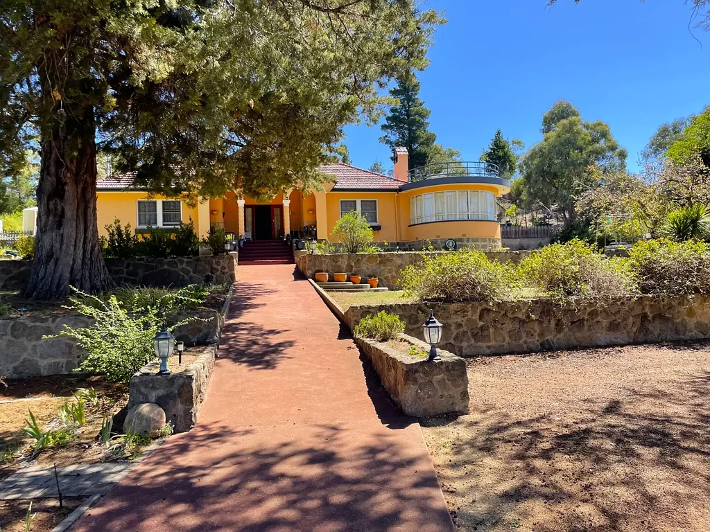 Cooma 4 Bedroom A Right Royal Property