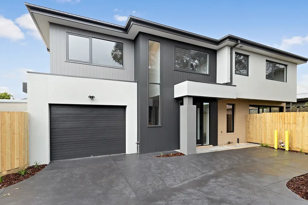 Flawless luxury modern two-storey townhouse!