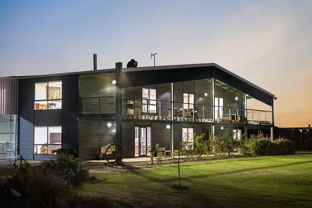 Tarpeena 3Kwarto Off-grid elegance meets equine excellence at this rural retreat