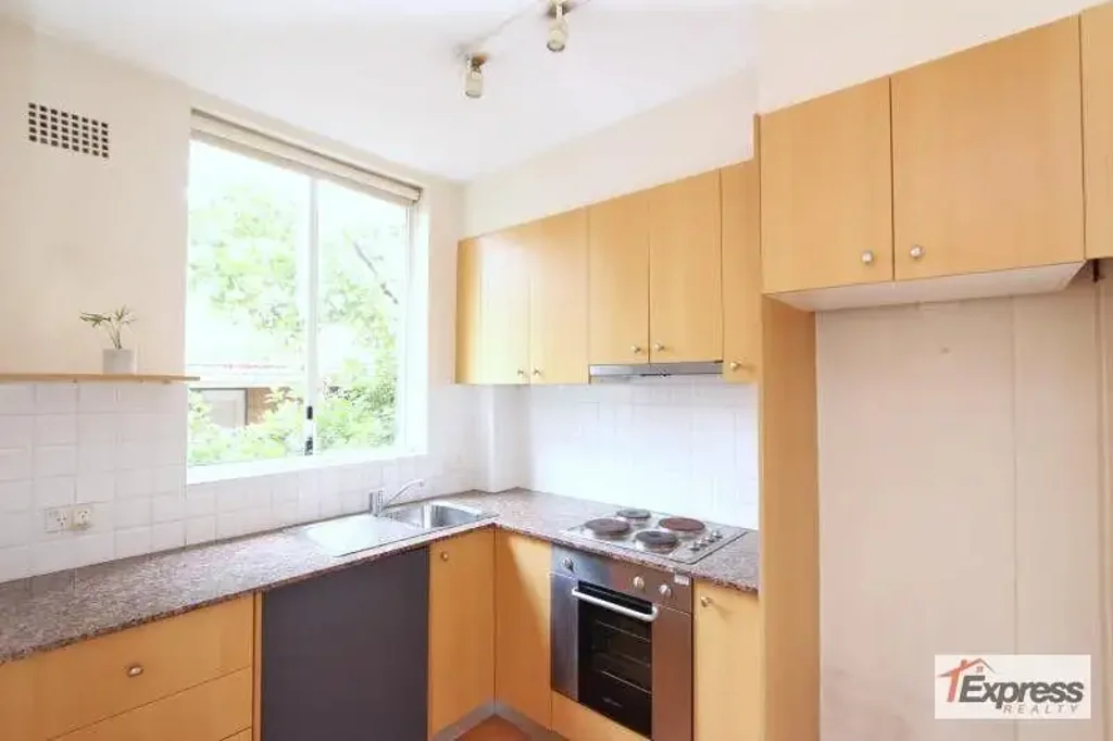 MODERN ONE BEDROOM APARTMENT WITH PARQUETRY FLOORS & PARKING
