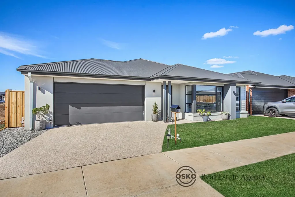 Stunning 4-Bedroom Family Home with Luxury Finishes & Expansive Outdoor Living!