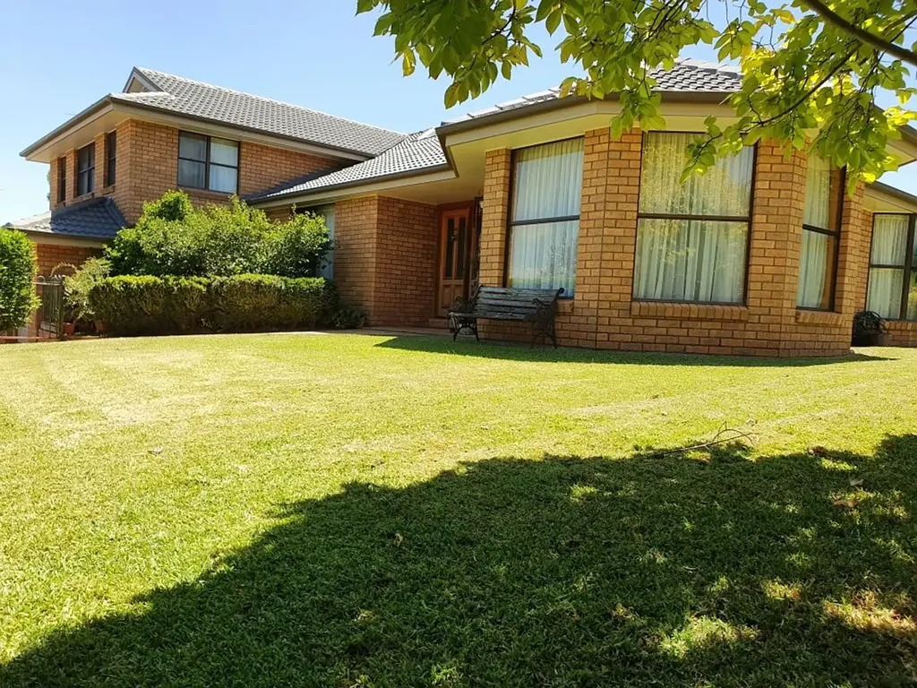 Muswellbrook 5침실 IN ITS OWN CLASS!
THIS GINORMOUS FAMILY SIZED HOME PACKING FEATURES AND RUNGS ABOVE THE REST!