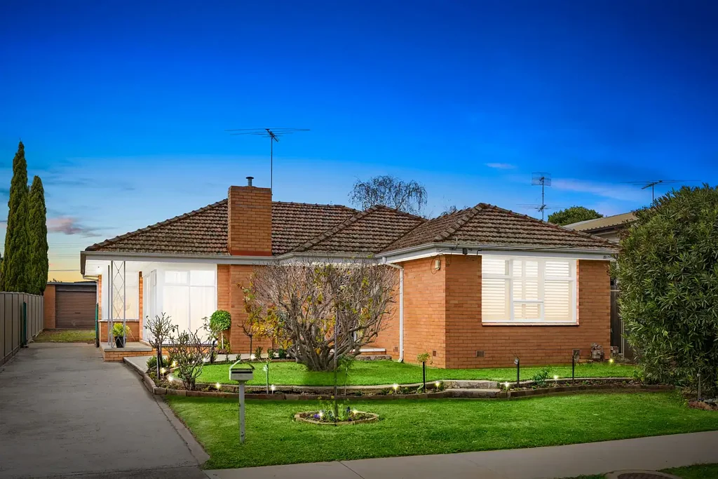 STUNNING FAMILY HOME IN THE HEART OF WERRIBEE! POOL MAINTENANCE INCLUDED!!