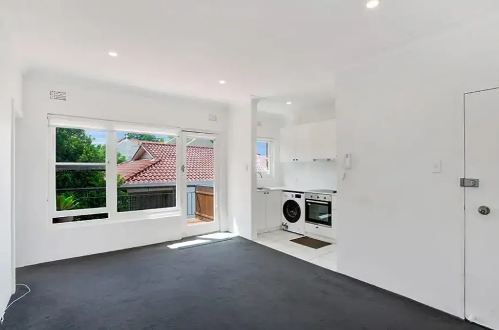 Top Floor, Light-Filled Apartment in Prime Randwick Location