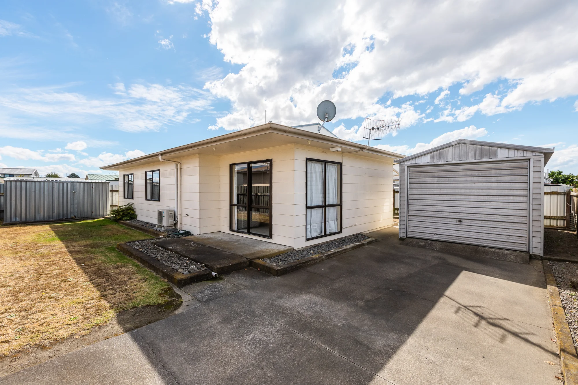 Flaxmere 3ห้องนอน Fantastic first home or investment!
