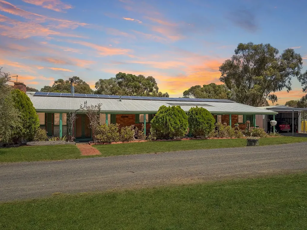 Bowenvale 3Kwarto COMFORTABLE BRICK HOME EXPANSIVE ACERAGE – RURAL LIVING AT ITS BEST