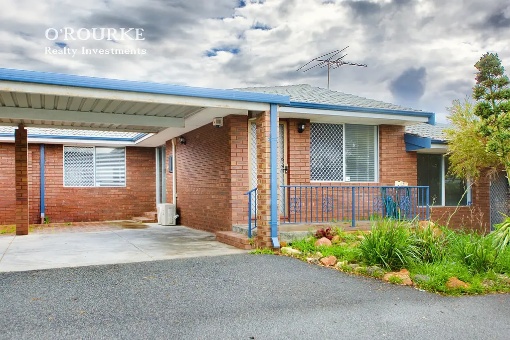 Coastal Living at Its Finest - Stylish Villa Moments from Scarborough Beach