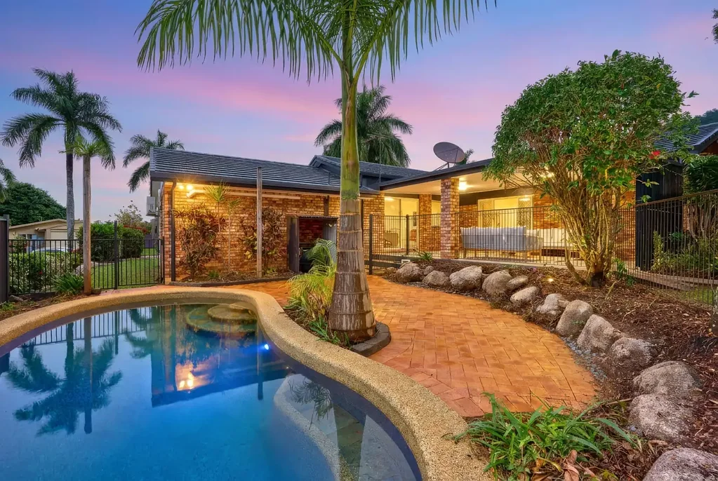 Mooroobool 4房  Designer Transformation in Prestigious City View Estate