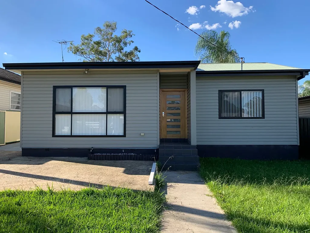 Beautiful 2 Bedroom Independent Home with Parking !!