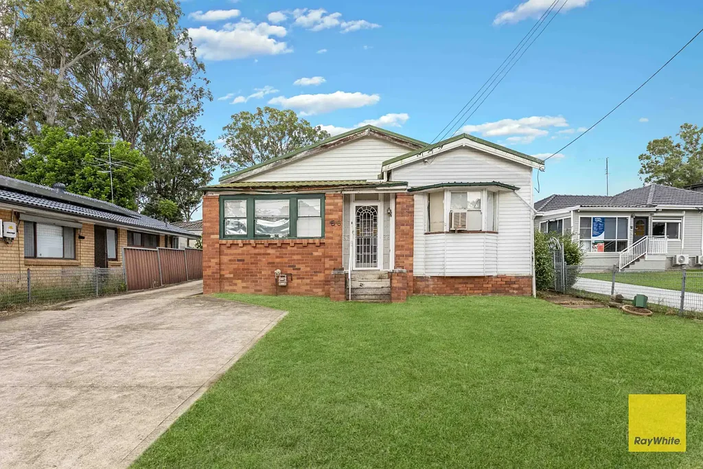 Toongabbie 4房 R3分区潜力 388平米土地 四卧宽敞布局 高天花板设计 靠近火车站 学校环绕 社区便利 高速公路近 Must be Sold | Rental Yield 4%