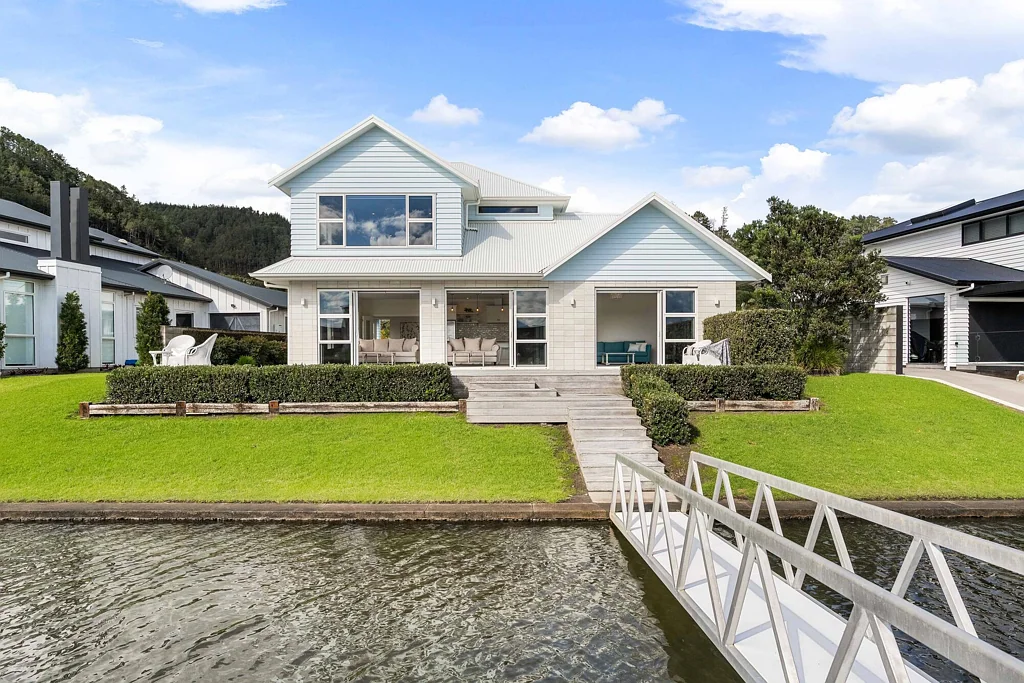 Pauanui 5房  Canal front retreat