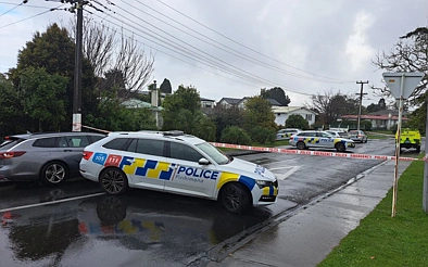 奥克兰西区发生凶杀案，一人死亡，武装警察到场