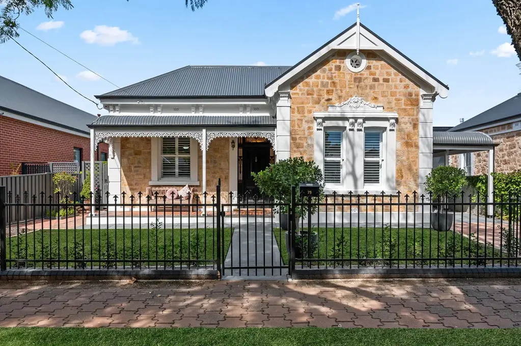 Hi, I’m classic elegance in a beautiful tree-lined location