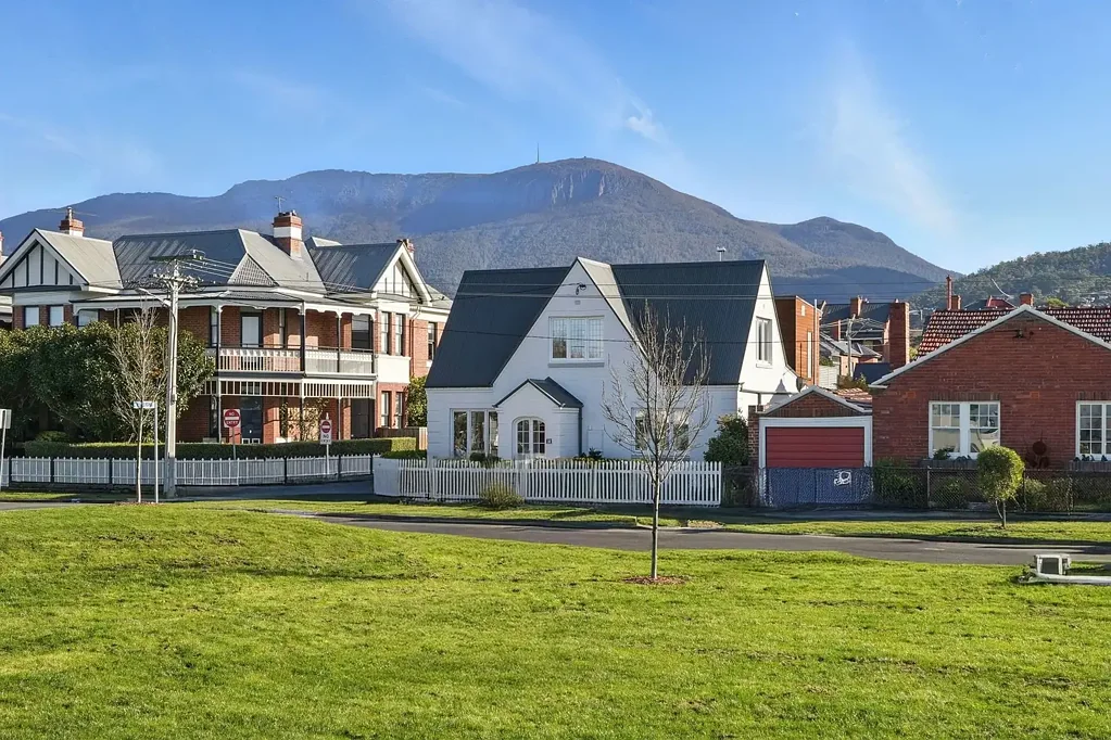 16 Marieville Esplanade, Sandy Bay, TAS 7005