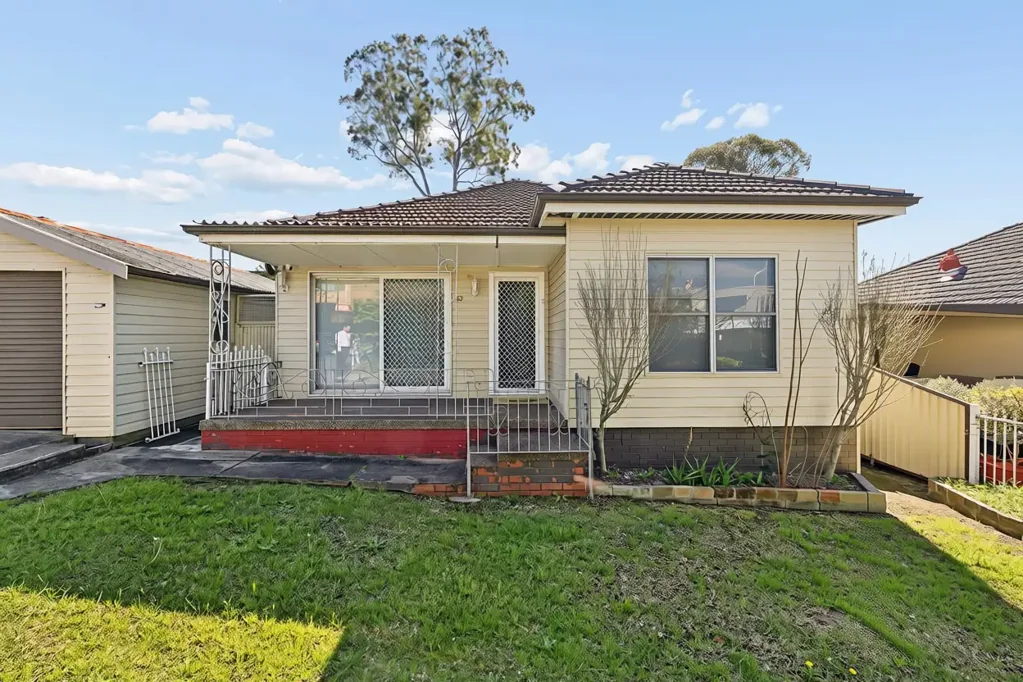 Chester Hill 3房 位于便利的 Chester Hill 区域的翻新家庭住宅 Renovated Family Home in a Convenient Chester Hill Location