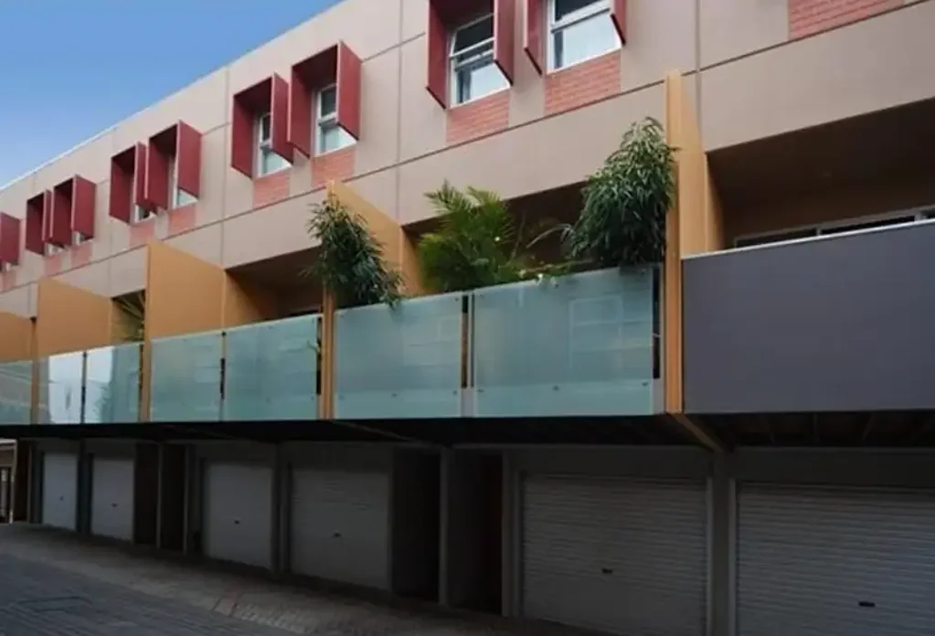 Fully Furnished, Stylish City Townhouse with 2 Carpark Spaces!!