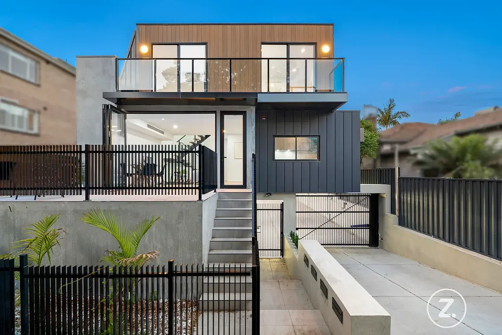 St Kilda East 3房 三层空间奢享 私人地下入口 人字形镶木地板 24平米露台 Smeg电器石材台面 步入式衣帽间 悬挑楼梯天窗 管道供暖制冷 静谧死胡同 地段便利隐私 Elevated Indoor–Outdoor Living with a Generous 24 m² Terrace