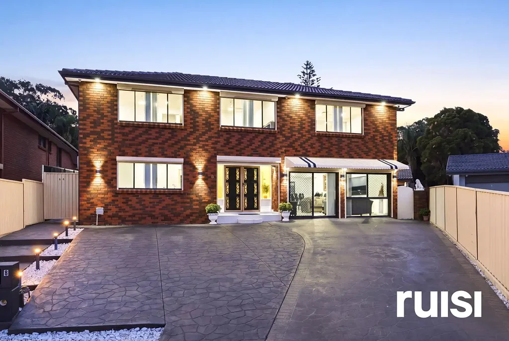 Greenfield Park 8房 位于安静死胡同内的令人印象深刻的双住宅机会 Impressive Dual-Residence Opportunity in a Quiet Cul-de-Sac