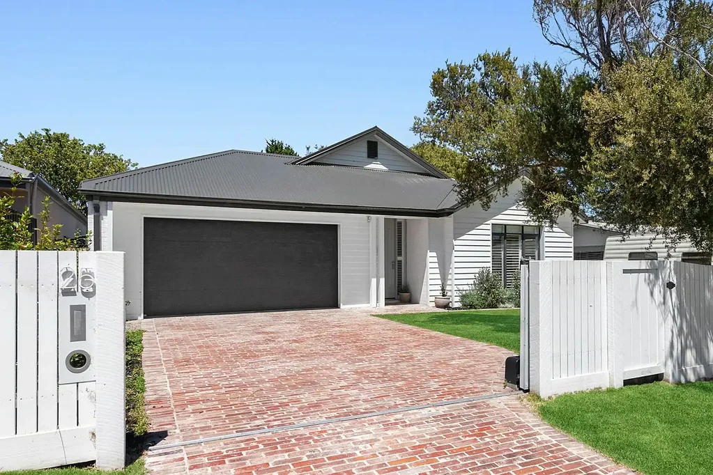 Rye 4chambre Walk to Tyrone Foreshore - A Private Coastal Entertainer Designed for Effortless Family Living
