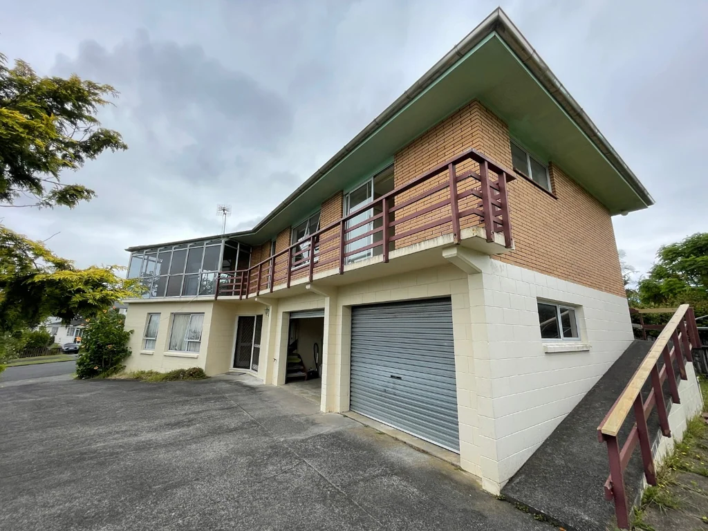 Upper-Level 2-Bedroom Unit with Double Garage in Quiet Te Atatu South Cul-de-Sac