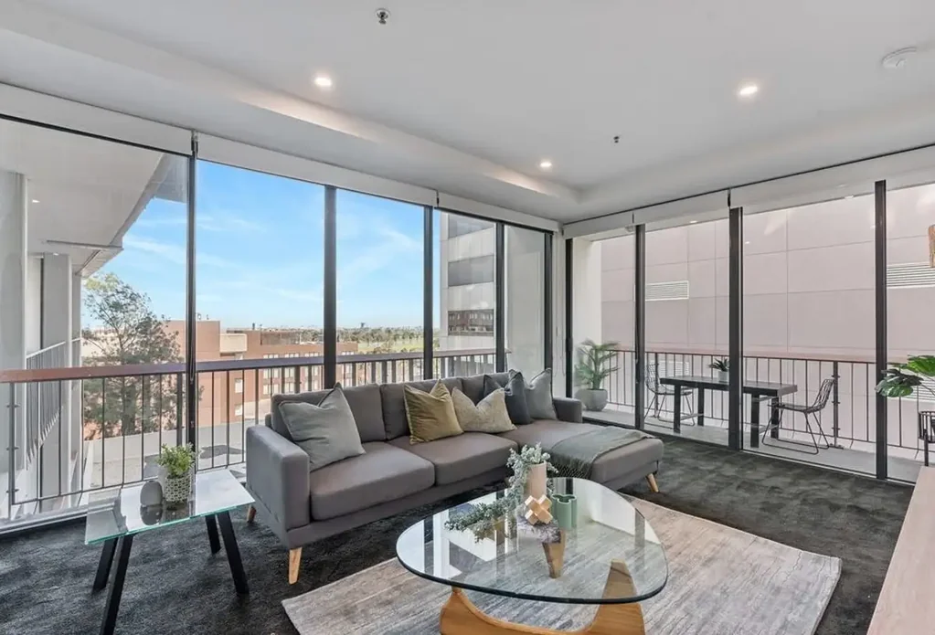 TWO BEDROOM TWO BATHROOM WITH ALBERT PARK LAKE VIEWS