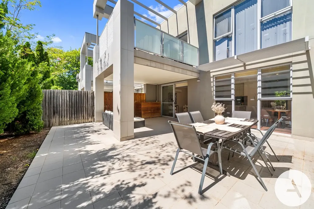 Braddon 2房  167 m2 Ground Level Living with Sun, Privacy and Two Large Courtyards - Move-in Ready!