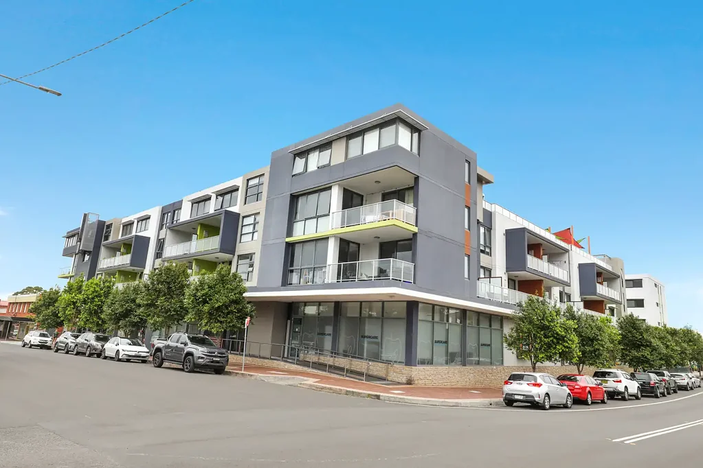 Corrimal 1房 中心地段抢手租  开放式采光佳  Bosch厨电配石台  主卧宽敞带柜  安全车位有保障  步行即达生活圈  私人阳台景美  社区花园休闲 Set & Forget Investment in High-Demand Corrimal Pocket