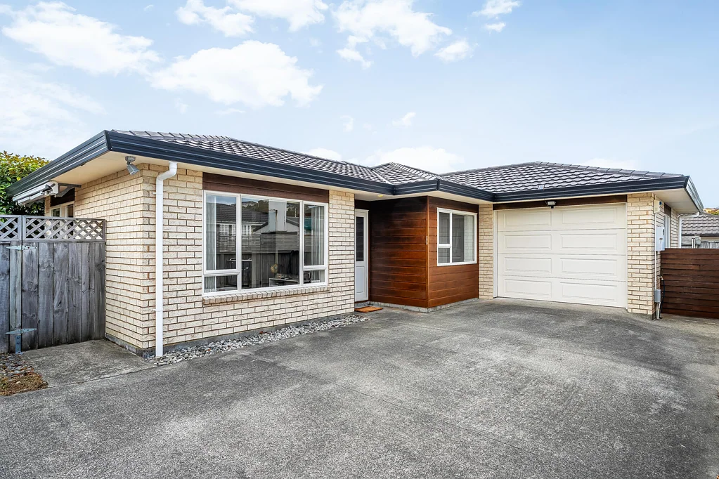 Newlands 2房  Hidden Gem with Sun, Space & Easy Living!