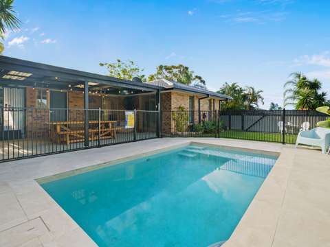 Oxenford 3 Bedroom MODERN FAMILY HOME WITH POOL, SOLAR & SIDE ACCESS