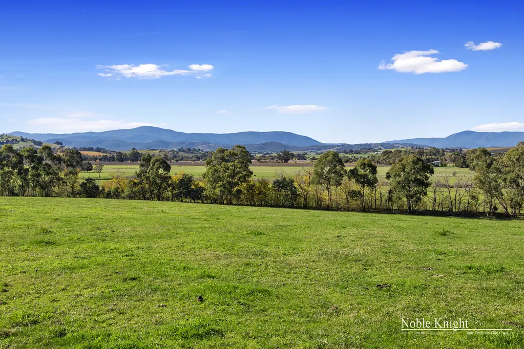 Yarra Glen  PRIZED FARM ON THE EDGE OF TOWN
40.22 Hectares ~ 99.38 Acres Approx