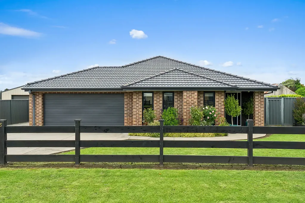 Cobden 4部屋 SHEDDING GALORE SO MUCH MORE!