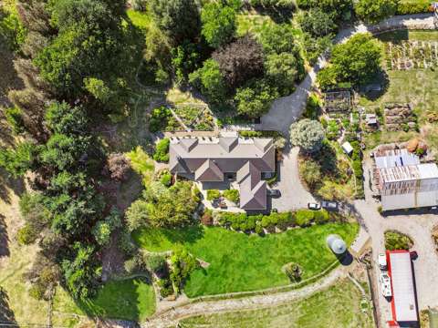 Lake Hawea 4房  Spacious Home, Incredible Sheds – Don't Miss This!