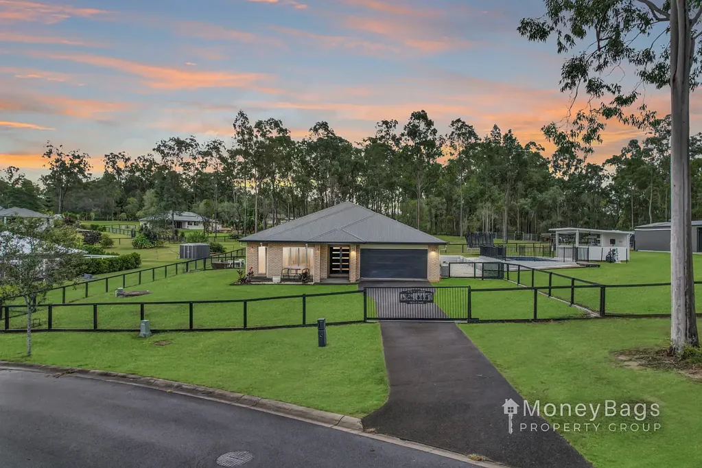 Riverbend 4غرفة نوم Grand-Scale Family Living with Pool, Shed & Paddock on a whopping 7,084m²