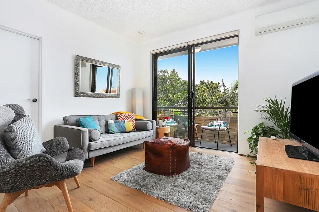 PRIVATE APARTMENT WITH PICTURESQUE VIEWS