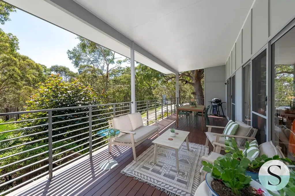 Murrays Beach 4 Slaapkamer Paradise Found, You’ll Want to Get Lost Here in this Surrounded by Nature Impeccably Maintained Home by The Lake & Just 5 Minutes from Shops & Beaches