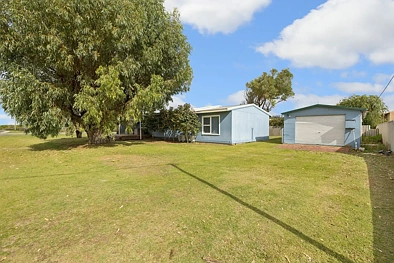 Lancelin 3chambre COASTAL CHARM ON A GENEROUS CORNER BLOCK - LOCATION, LIFESTYLE & ENDLESS POTENTIAL
