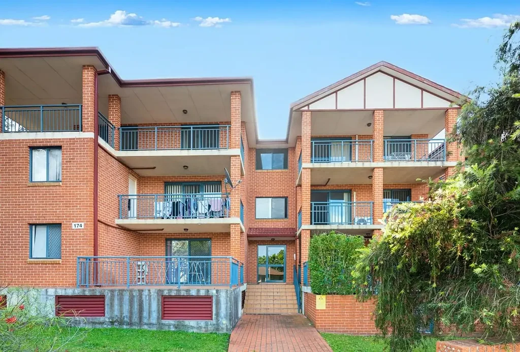 Modern 2 Bedroom Apartment with Wraparound Balcony