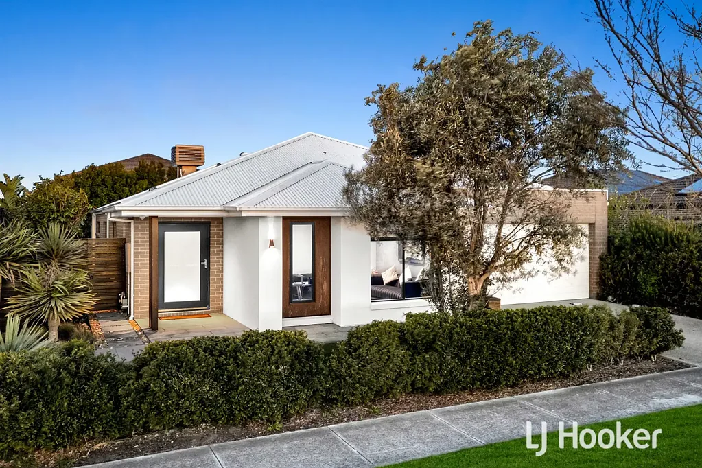 10 Moxham Drive, Clyde North, VIC 3978