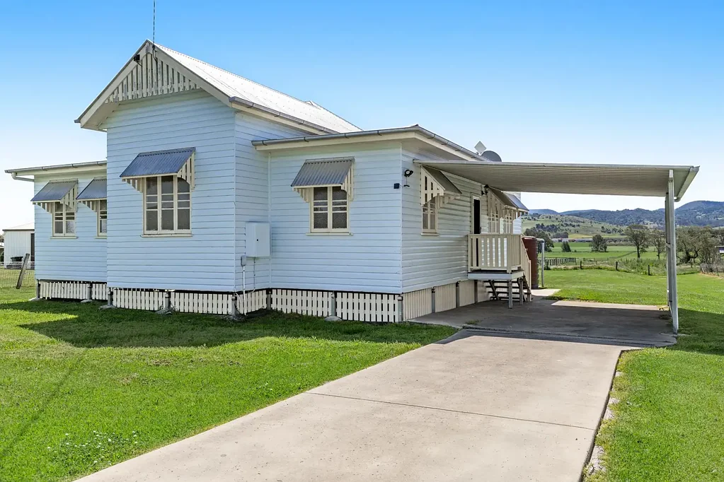 Killarney 4房  Beautiful Blue Cottage - Comfort, Space & Potential