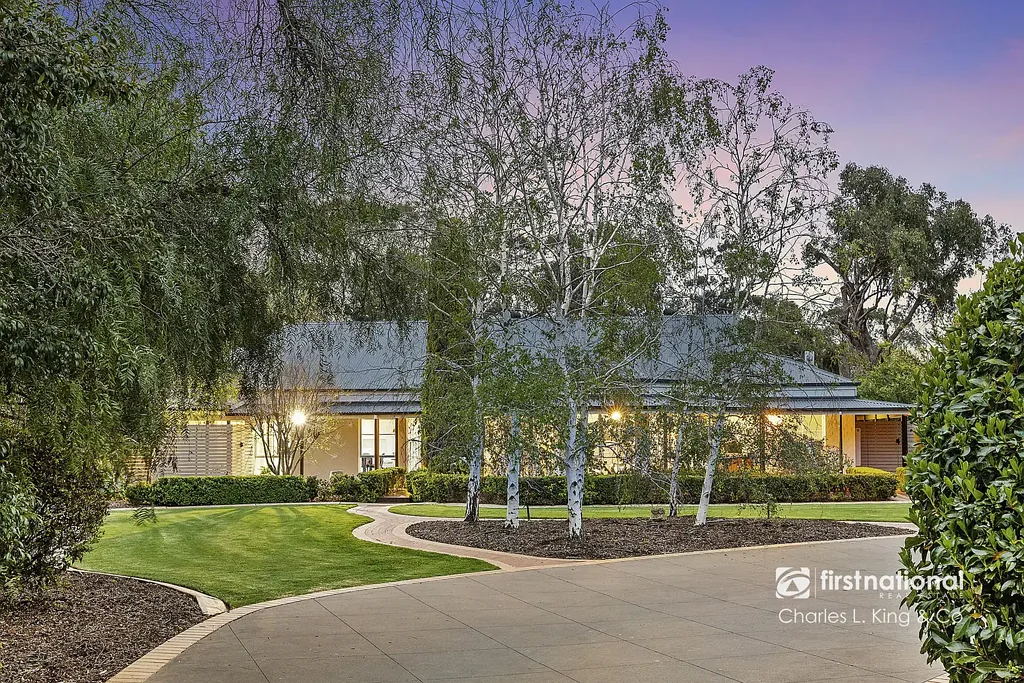 Echuca 4कमरा River Lifestyle, Family Space & an Acre to Enjoy
