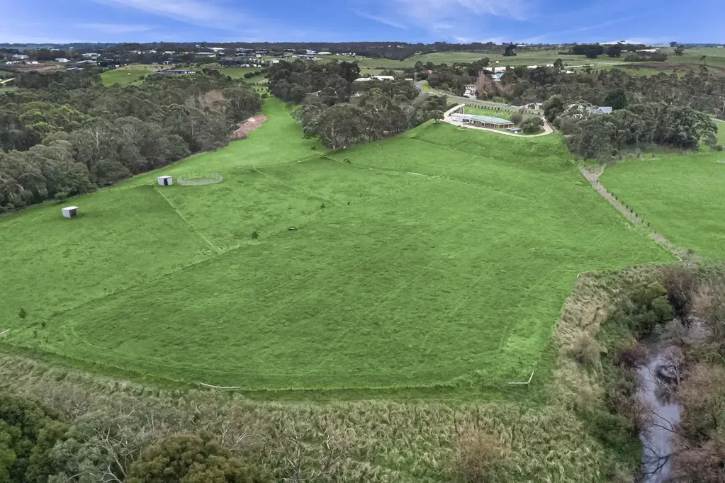 Woodford 4Zimmer Riverside Acreage with Exceptional Infrastructure