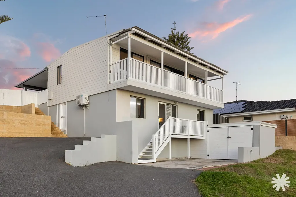 Singleton 4Kwarto Elevated Beachside Retreat with Panoramic Ocean Views