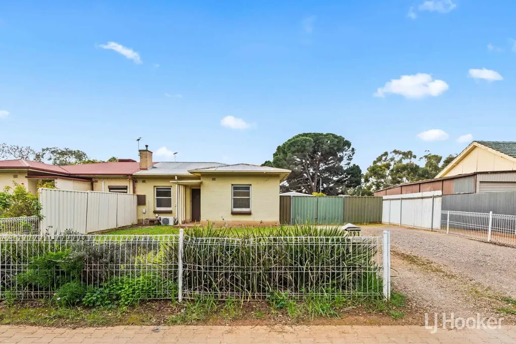 Elizabeth Grove 3Kwarto A Great Opportunity with Space, Shedding and Potential
