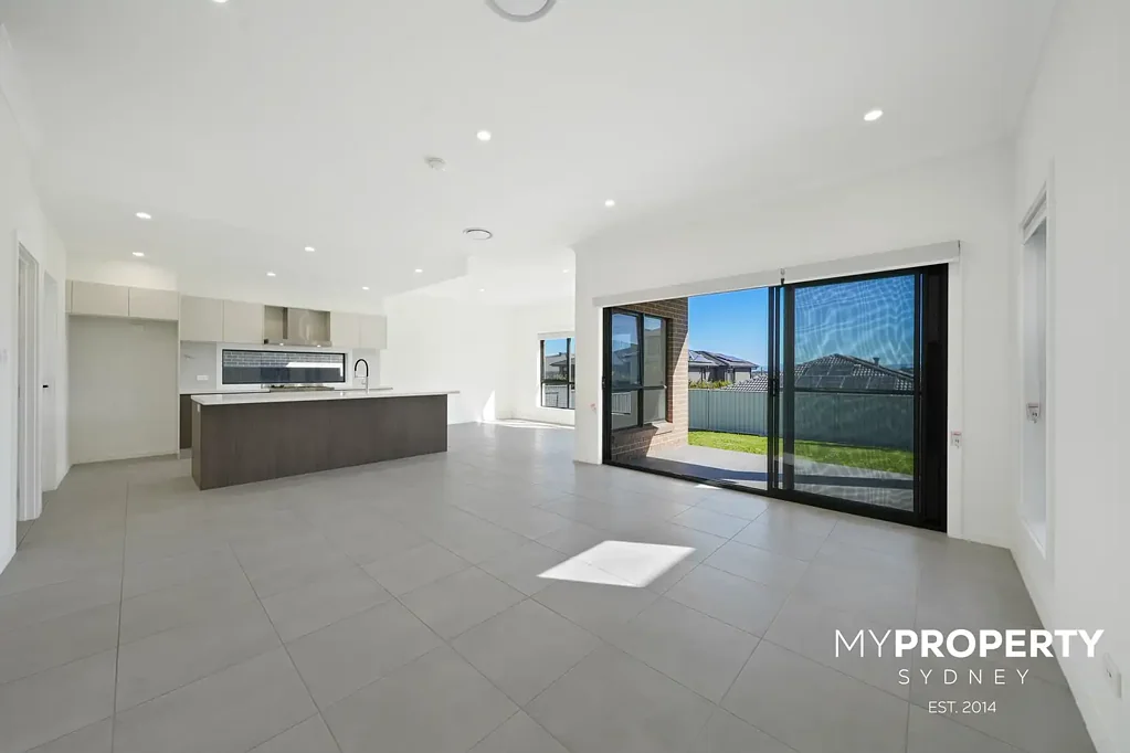 SPLENDID NEW HOME IN PERFECT FAMILY LOCALE...$890 PW
