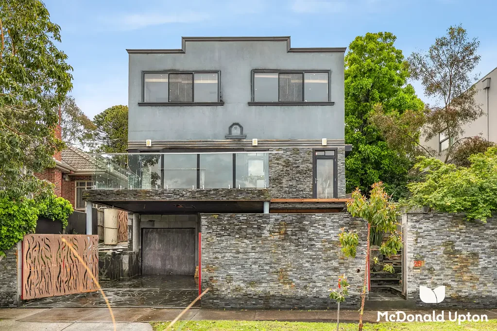 Essendon 4房 宽敞家园 日式优雅 现代舒适 硬木装饰 明亮客厅 石制壁炉 高品质厨房 户外娱乐 城市景观 公园阳台 按摩浴缸 精英学校 便捷交通 Picturesque City Views in a Highly Sought After Location