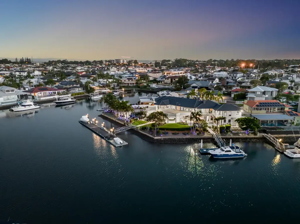 Cleveland 6બેડરૂમ Grand Waterfront Mansion on 1981sqm Land with 100m Quay Line and 2 Pontoons